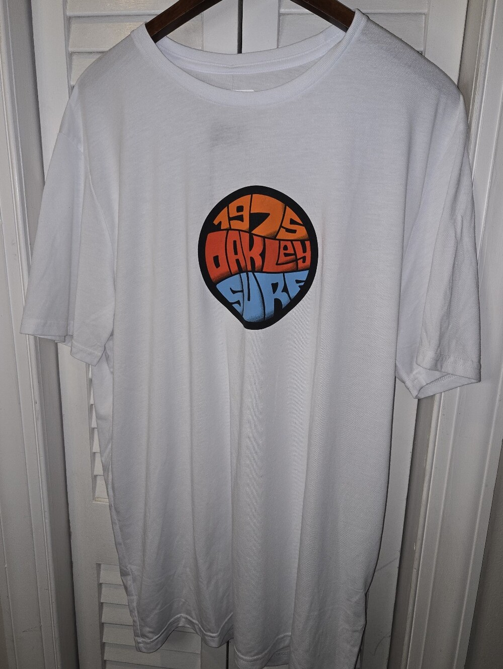 Oakley Men's 2XL Graffiti 1975 SS Tee NWT White Surf Graphic T-Shirt Hydrolix